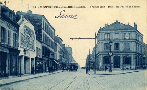 Le Casino (à gauche) rue de Paris, après réaménagement du bâtiment (carte postale) ©Coll. Musée de l’Histoire vivante