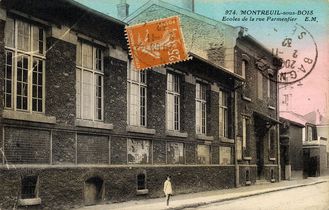 Groupe scolaire Jules Ferry,rue Parmentier, au début du XXe siècle (carte postale) ©Coll. Musée de l’Histoire vivante