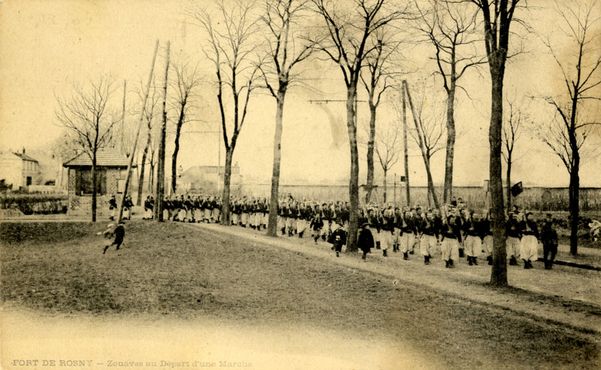 Départ d’une marche des zouaves au fort de Rosny (carte postale) ©Coll. Musée de l’Histoire vivante