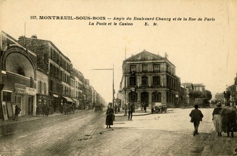 Le Casino (à gauche) rue de Paris, en 1923, avec à l’affiche notamment le film Le Costaud des épinettes (carte postale) ©Coll. Musée de l’Histoire vivante