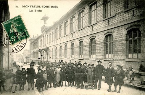 Écoliers posant devant le groupe scolaire Marcellin-Berthelot, rue Colmet-Lépinay (actuelle rue Marcellin-Berthelot) au début du XXe siècle (carte postale) ©Coll. Musée de l’Histoire vivante