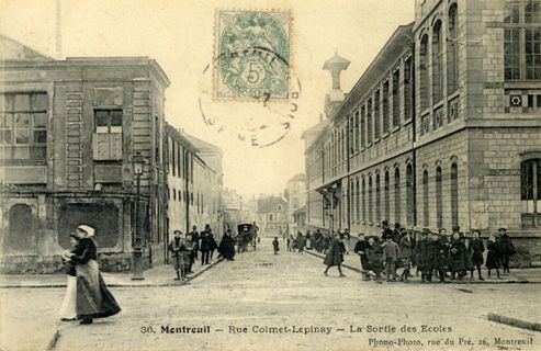 Écoliers posant devant le groupe scolaire Marcellin-Berthelot, rue Colmet-Lépinay (actuelle rue Marcellin-Berthelot), au début du XXe siècle (carte postale) ©Coll. Musée de l’Histoire vivante