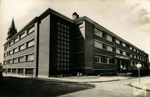 Vue d’ensemble du groupe Voltaire, rue Robespierre, vers 1960 (carte postale) ©Coll. Musée de l’Histoire vivante