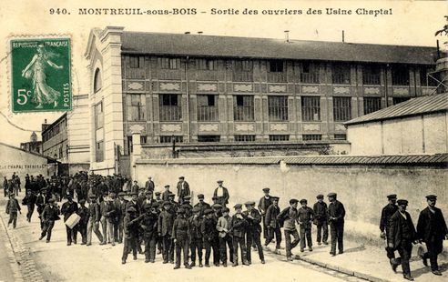 Carte postale de la sortie des ouvriers de l’usine Chapal au début du XXe siècle ©Coll. Musée de l’Histoire vivante