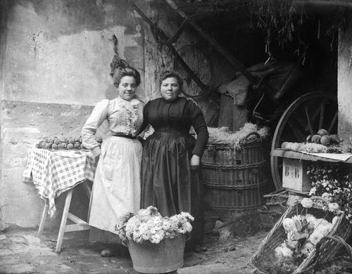 Eugénie Berson et Renée Bellême, la «fidèle servante» de Michel Savard, posent sous la remise pavée de la maison. © Archives de la famille Savard