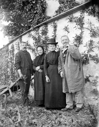 Michel Savard, avec sa mère Marie-Anne, sa femme Léontine et l’oncle Auguste Gourdin ©Archives de la famille Savard