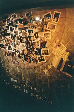 Photographie de la fresque et du mur de photographies, situés à l’intérieur du hall du cinéma, avant les travaux de 1996 ©Ph. Julie Poupé / Archives municipales de la ville de Montreuil