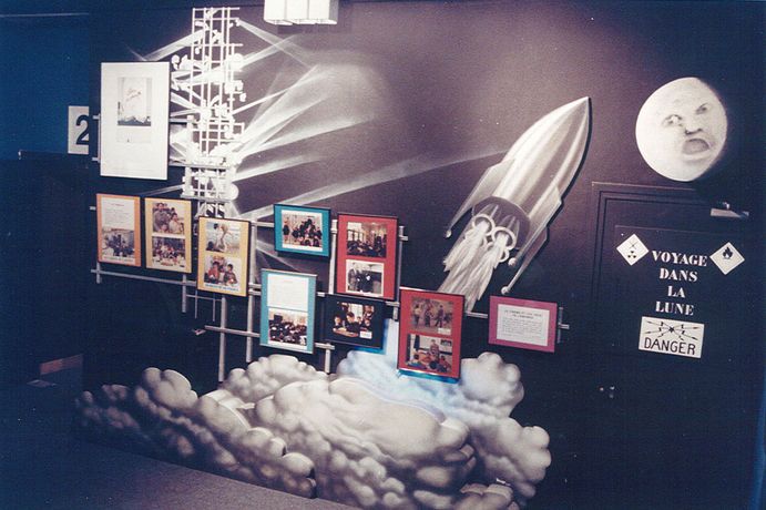 Photographie de la fresque sur le voyage dans la lune, située à l’entrée de la salle 2 avant les travaux de 1996 ©Ph. Julie Poupé / Archives municipales de la ville de Montreuil