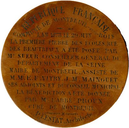 Plaque en l’honneur de la pose de la première pierre, rue des Beautriaux (aujourd’hui rue Paul-Éluard), le 29 juin 1873, pour la construction du groupe scolaire dit « de la Route », futur groupe scolaire Voltaire ©Coll. Musée de l’Histoire vivante