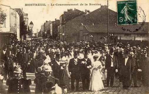 Défilé de la fête de la Rosière, au début du XXe siècle (carte postale) ©Coll. Musée de l’Histoire vivante