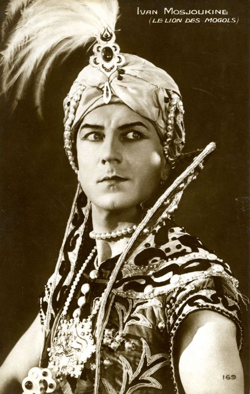 Ivan Mosjoukine dans le costume du prince Roundghito-Sing, pour le film de Jean Epstein, intitulé Le roi des Mogols, tourné en 1924 à Montreuil (carte postale éditée par Cinémagazine) ©Coll. Musée de l’Histoire vivante