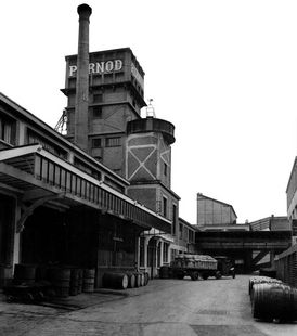 Photographie de la cour intérieure de l'usine Hémard-Pernod avec le château d'eau et la cheminée vers 1930 ©Coll. G.S.