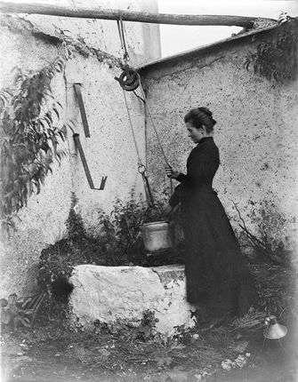 Léontine Savard au puit qui devait se trouver au fond du jardin de la maison du 3, rue Danton, à l’angle sud-ouest. ©Archives de la famille Savard