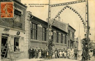 Groupe scolaire Jules-Ferry, rue Parmentier, au début du XXe siècle (carte postale) ©Coll. Musée de l’Histoire vivante