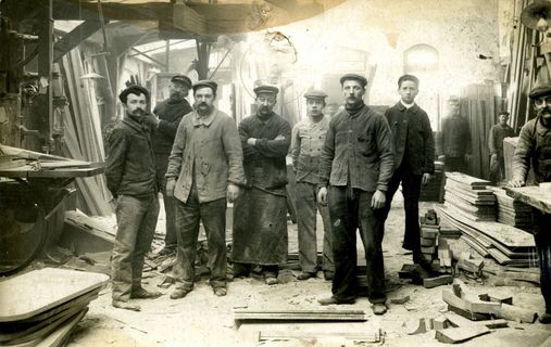 Carte postale d’ébénistes dans leur atelier au début du XXe siècle ©Coll. Musée de l’Histoire vivante