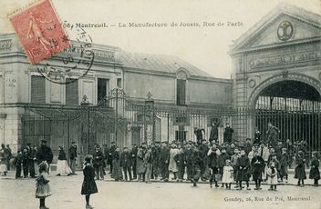Carte postale de l’entrée de l’usine JEP au début du XXe siècle ©Coll. Musée de l’Histoire vivante