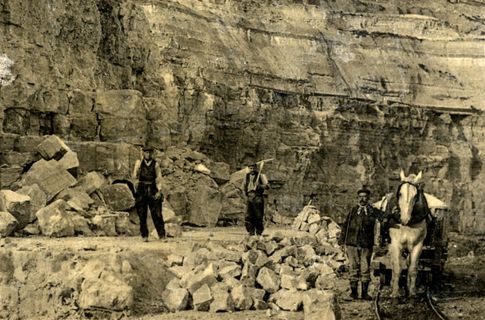 Carte postale d’ouvriers travaillant dans les carrières Morel au début du XXe siècle ©Coll. Musée de l’Histoire vivante