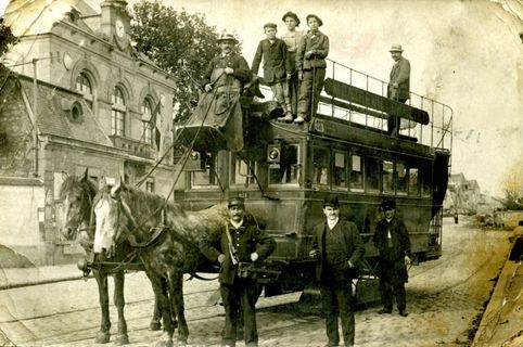 Tramway hippomobile devant la mairie, au début du XXe siècle (carte postale) ©Coll. Musée de l’Histoire vivante