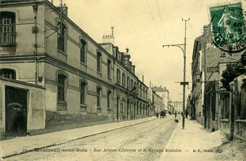 Le groupe scolaire Voltaire, rue Arsène-Chéreau (actuelle rue Robespierre) et l’entrée de la maternelle, au début du XXe siècle (carte postale) ©Coll. Musée de l’Histoire vivante