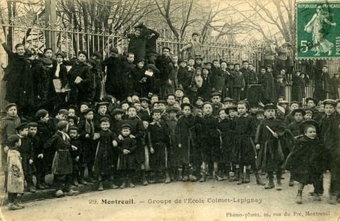 Groupe d’écoliers du groupe scolaire Marcellin-Berthelot, au début du XXe siècle (carte postale) ©Coll. Musée de l’Histoire vivante