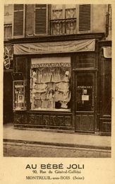 Carte postale de la boutique vendant des Bébés Jumeau ©Coll. Musée de l’Histoire vivante