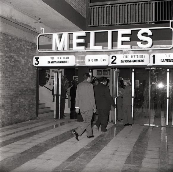 Photographie de l’entrée du cinéma Méliès, lors de la soirée d’inauguration, le 20 octobre 1971 ©Fonds Daniel Tamanini / Coll. Musée de l’Histoire vivante