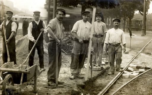 Ouvriers construisant le tramway (carte postale) ©Coll. Musée de l’Histoire vivante