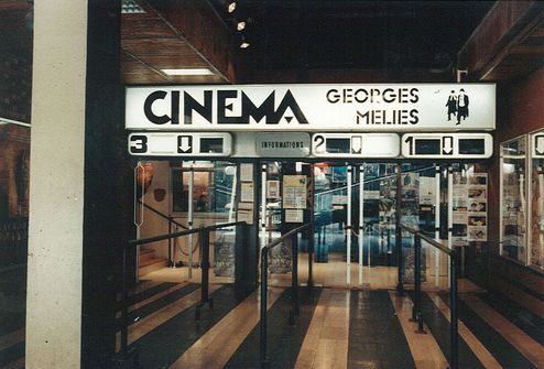 Photographie de l’entrée du cinéma, avant les travaux de rénovation lancés en 1996 ©Ph. Julie Poupé / Archives municipales de la ville de Montreuil
