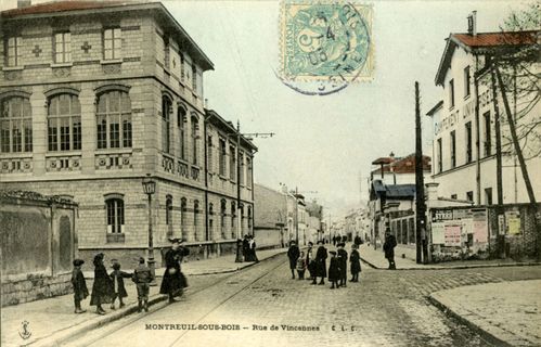 Écoliers devant le groupe scolaire Marcellin-Berthelot, rue de Vincennes, au début du XXe siècle (carte postale) ©Coll. Musée de l’Histoire vivante