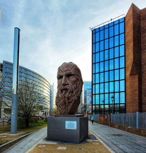 Une statue monumentale en exil à l'effigie du poète syrien progressiste Abû Al-'Al Â Al-Ma'arri