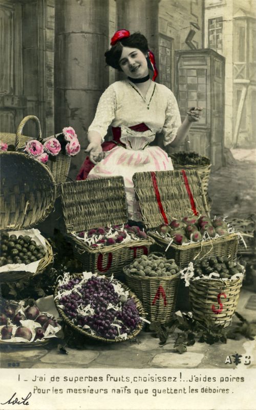 Une vendeuse de fruits au début du XXe siècle (carte postale) © Coll. Musée de l’Histoire vivante