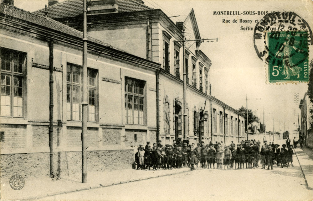 Groupe d’écoliers posant devant le groupe scolaire Danton, 127 rue de Rosny, au début du XXe siècle (carte postale) ©Coll. Musée de l’Histoire vivante