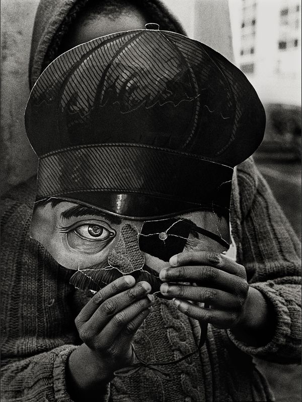 Portrait de l'enfant caché © Benloy (à son poste derrière la lucarne)