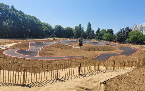 Montreuil inaugure une nouvelle piste de pumptrack, premier équipement sportif des Chemins de la glisse